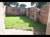 04471 ostia - regio i - insula xiv - terme del bagnino buticosus (i,xiv,8) - raum 4 - nische - blick ri sueden.jpg